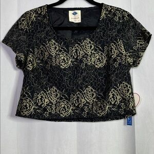 Wild Blue x Sadie Robertson Black Gold Floral Cropped Lace Short Sleeve Top